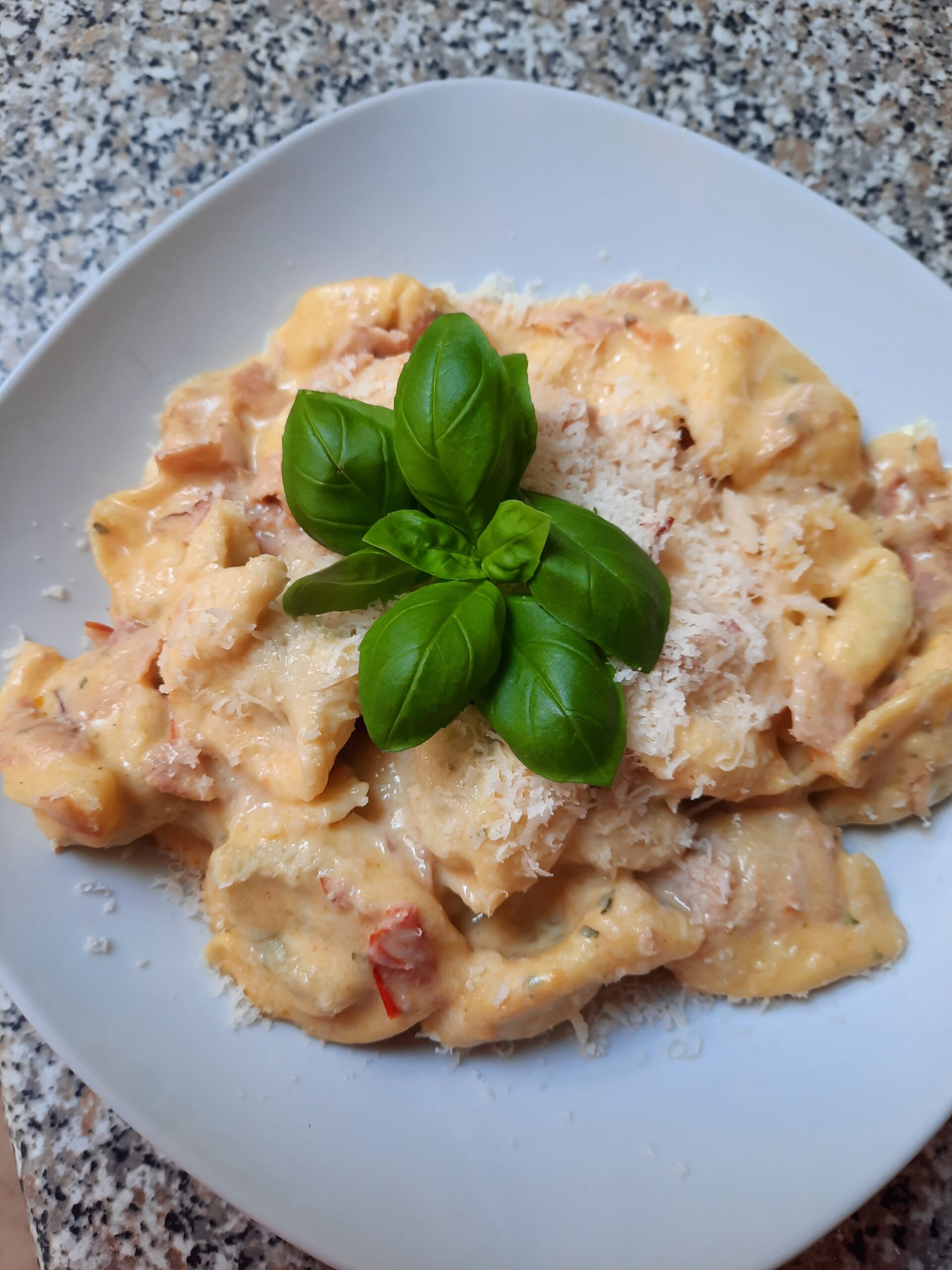 Tortelloni in Schinken-Sahne-Sauce